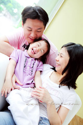 佳晏和爸拔媽麻一家來拍照，這張是一家三口很自然的互動，佳晏笑得好燦爛啊！
