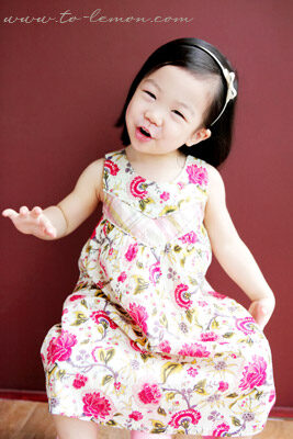 佳晏和爸拔媽麻一家來拍照，這張是佳晏的個人寫真！佳晏好像洋娃娃啊！