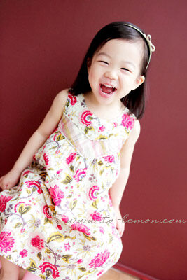 佳晏和爸拔媽麻一家來拍照，這張是佳晏的個人寫真，有氣質又活潑的小美女！