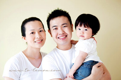 可愛的Yoyo和爸拔媽麻一起來拍照，這張是一家三口的全家福！
