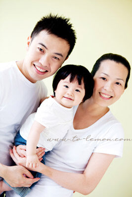 可愛的Yoyo和爸拔媽麻一起來拍照，這張是一家三口的全家福！全家都好開心！