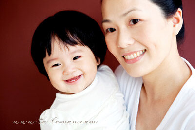 可愛的Yoyo和爸拔媽麻一起來拍照，這張是Yoyo和媽麻的合照！鏡頭後黎爸正在逗Yoyo!