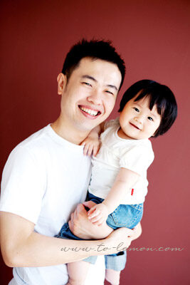 可愛的Yoyo和爸拔媽麻一起來拍照，這張是Yoyo和爸拔！