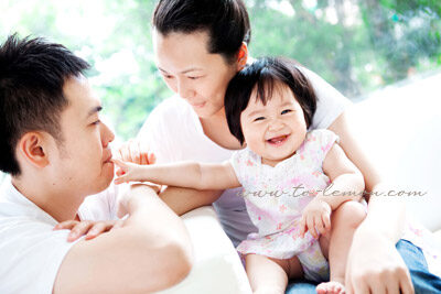 可愛的Yoyo和爸拔媽麻一起來拍照，這張是爸拔媽麻正在和Yoyo玩！