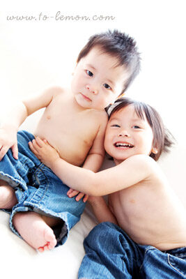 Iris&Lucas和爸拔媽麻回台度假時，帶了爺爺奶奶一起來拍照，這張是姐弟倆沒有穿上衣的合照！