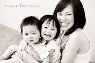 Iris&Lucas和爸拔媽麻回台度假時，帶了爺爺奶奶一起來拍照，這張是姐弟倆和媽媽的合照！