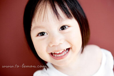 Iris&Lucas和爸拔媽麻回台度假時，帶了爺爺奶奶一起來拍照，這張是Iris的特寫，超可愛的姊姊！