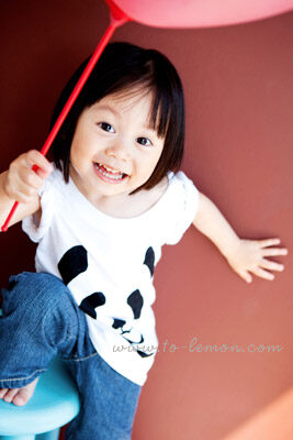 Iris&Lucas和爸拔媽麻回台度假時，帶了爺爺奶奶一起來拍照，這張是Iris和氣球，拿著氣球也玩得很開心！