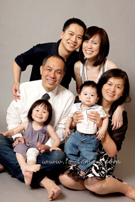 Iris&Lucas和爸拔媽麻回台度假時，帶了爺爺奶奶一起來拍照，這張是一家人和爺爺奶奶的合照！