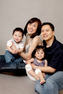 Iris&Lucas和爸拔媽麻回台度假時，帶了爺爺奶奶一起來拍照，這張是一家四口的全家福！