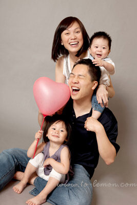 Iris&Lucas和爸拔媽麻回台度假時，帶了爺爺奶奶一起來拍照，這張是一家四口互動的全家福！好有戲的一張相片！