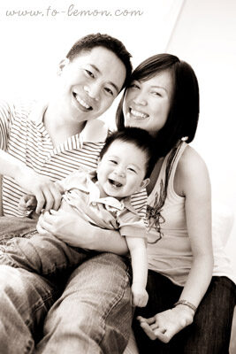 Iris&Lucas和爸拔媽麻回台度假時，帶了爺爺奶奶一起來拍照，這張是爸拔媽麻和Lucas，黑白相片的純粹更能顯出這張相片的美好！