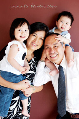 Iris&Lucas和爸拔媽麻回台度假時，帶了爺爺奶奶一起來拍照，這張是爺爺奶奶和兩個孫子的合照！好溫馨的氛圍！