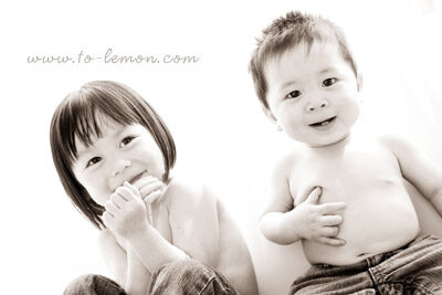 Iris&Lucas和爸拔媽麻回台度假時，帶了爺爺奶奶一起來拍照，這張是姐弟倆沒有穿上衣的合照，沒有穿上衣很舒服輕鬆自在啊！