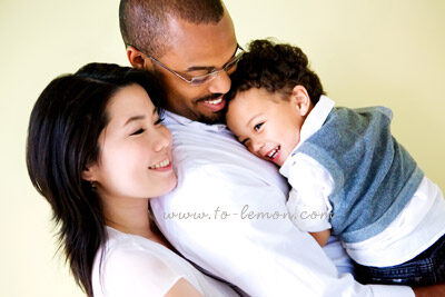 Anthony和爸拔媽麻從紐約回台灣的空檔來拍照，這張是爸拔媽麻抱著撒嬌的Anthony