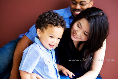 Anthony和爸拔媽麻從紐約回台灣的空檔來拍照，這張是一家人自然的互動！