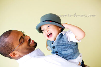 Anthony和爸拔媽麻從紐約回台灣的空檔來拍照，這張是爸拔正在和Anthony玩！