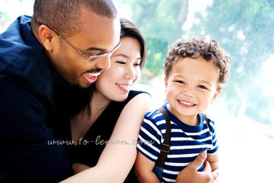 Anthony和爸拔媽麻從紐約回台灣的空檔來拍照，這張是一家人自然的互動，爸拔抱著媽麻和Anthony，Anthony看著鏡頭燦爛的微笑！