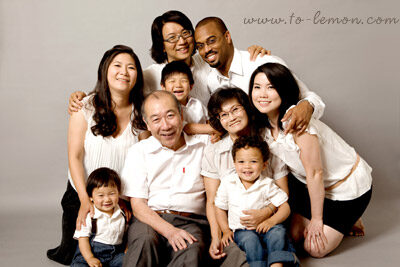 Anthony和爸拔媽麻從紐約回台灣的空檔來拍照，這張是Anthony一家和許多親友們的大合照！