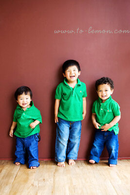 Anthony和爸拔媽麻從紐約回台灣的空檔來拍照，這張是Anthony和表哥表弟們的寶寶攝影，三個小男孩穿一樣的綠色上衣，及牛仔褲好可愛啊！