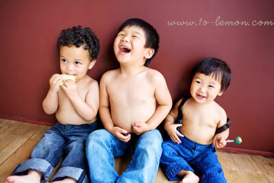 Anthony和爸拔媽麻從紐約回台灣的空檔來拍照，這張是Anthony和表哥表弟們的寶寶攝影，三個小男孩脫掉上衣只穿牛仔褲，這樣的合照也好Ｑ啊！