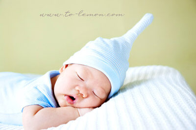 兩個月大的晟祐和爸拔媽麻一起來拍照，這張晟祐戴著拉著長長的尾巴的帽子趴睡著，超Ｑ的！