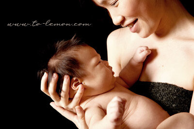 兩個月大的晟祐和爸拔媽麻一起來拍照，這張媽麻深情地看著晟祐