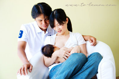 兩個月大的晟祐和爸拔媽麻一起來拍照，這張媽麻餵晟祐喝奶中，好有愛的一張相片！