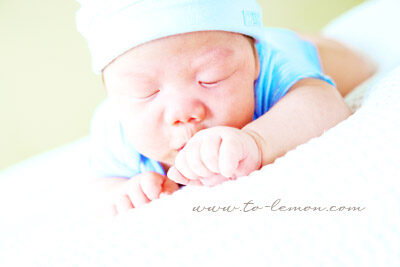 兩個月大的晟祐和爸拔媽麻一起來拍照，這張晟祐換姿勢中！