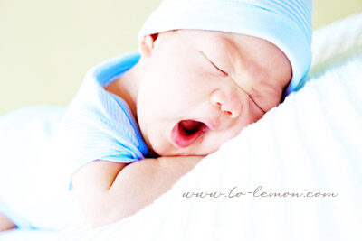 兩個月大的晟祐和爸拔媽麻一起來拍照，這張晟祐打呵欠中！