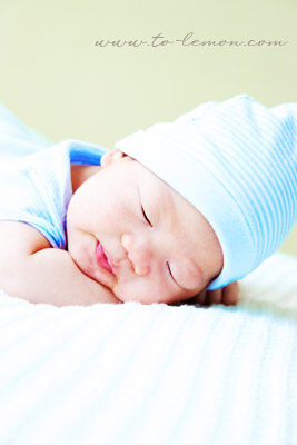 兩個月大的晟祐和爸拔媽麻一起來拍照，這張的晟祐睡得很滿足的樣子！