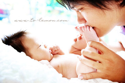 兩個月大的晟祐和爸拔媽麻一起來拍照，這張爸拔跟晟祐正在玩！