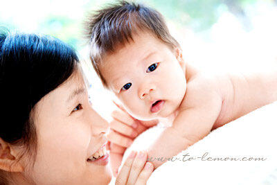 兩個月大的晟祐和爸拔媽麻一起來拍照，這張媽麻跟晟祐正在玩！