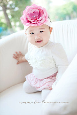 可愛的薇甯和爸拔媽麻一起來拍照，這張是戴了一個粉紅大花髮帶的薇甯，好可愛！