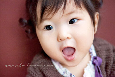 野村師傅帶著女兒彩絢及太太一起來家庭寫真,這張是彩絢的個人寶寶寫真特寫,彩絢太可愛了!