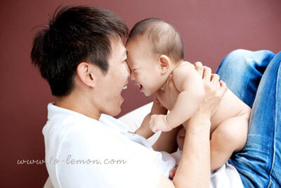 宥廷和爸拔媽麻一起來拍照,這張宥廷和爸拔叩叩頭!