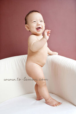 宥廷和爸拔媽麻一起來拍照，這張沒穿衣服的宥廷笑得好開心！