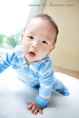 宥廷和爸拔媽麻一起來拍照,這張宥廷正在學爬!