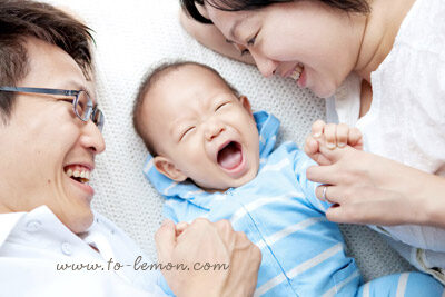 宥廷和爸拔媽麻一起來拍照,這張是躺在爸拔媽麻中間玩得好開心的宥廷!