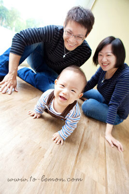 宥廷和爸拔媽麻一起來拍照,這張是爬得很開心的宥廷