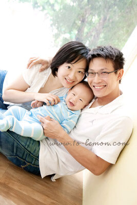 宥廷和爸拔媽麻一起來拍照,這張是宥廷和爸拔媽麻的合照!