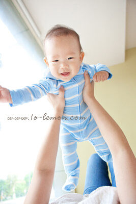 宥廷和爸拔媽麻一起來拍照,這張是爸拔和宥廷玩飛高高!