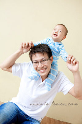 宥廷和爸拔媽麻一起來拍照,這張是宥廷坐在爸拔肩膀上!