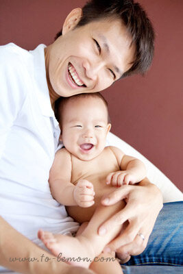 宥廷和爸拔媽麻一起來拍照,這張是很喜樂的父子兩人的合照!