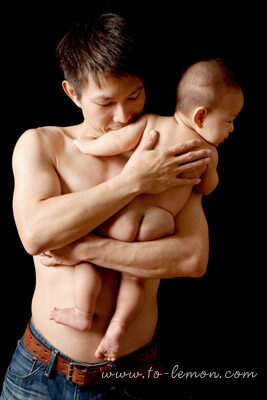 宥廷和爸拔媽麻一起來拍照,這張是爸拔偷咬可愛宥廷!