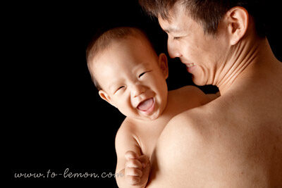 宥廷和爸拔媽麻一起來拍照,這張是爸拔抱著宥廷,兩人都好開心啊!