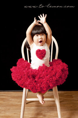 可愛的子瑄和懷二寶的媽麻、狗狗寶貝、和爸拔一起來拍照，這張是子瑄穿上紅色澎澎裙很可愛的個人寶寶寫真照！