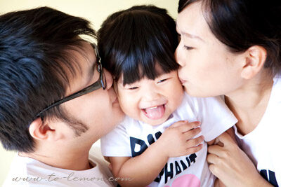 可愛的子瑄和懷二寶的媽麻、狗狗寶貝、和爸拔一起來拍照，這張是爸拔媽麻一起親親子瑄！