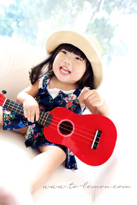 可愛的子瑄和懷二寶的媽麻、狗狗寶貝、和爸拔一起來拍照，這張是子瑄和她的烏克麗麗的合照！