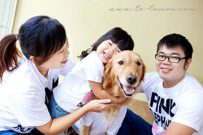 可愛的子瑄和懷二寶的媽麻、狗狗寶貝、和爸拔一起來拍照，這張是子瑄和爸拔媽麻及狗狗寶貝的全家福，子瑄抱著狗狗好愛他的樣子好可愛啊！